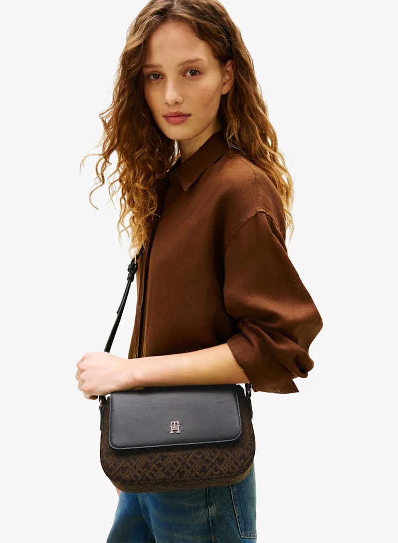 تومي هيلفيغر حقيبة كروس بودي بنقش المونوغرام من النسيج الجاكار